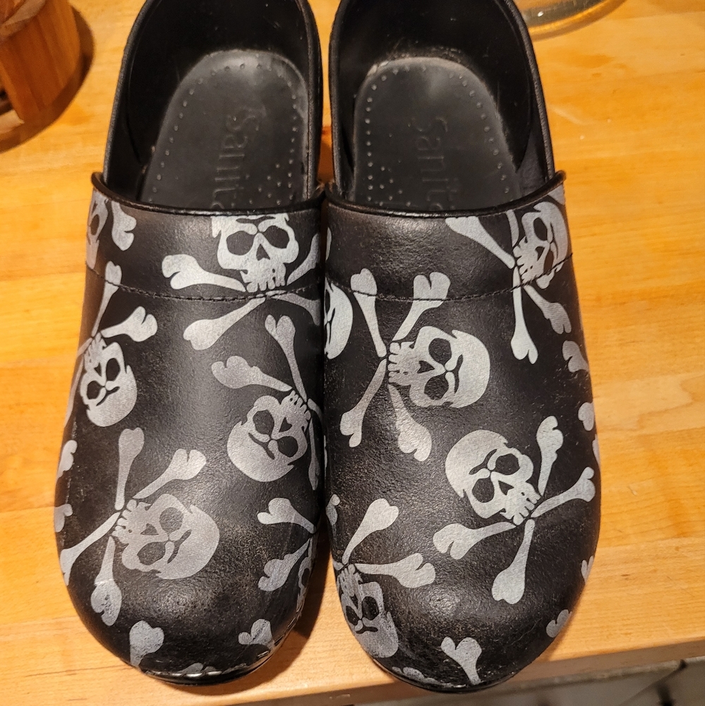 Sanita Clogs with Skulls, EU  size 39 black with white skulls